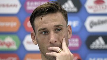 Argentina&#039;s midfielder Lucas Biglia holds a press conference in Kazan on June 24, 2018, during the Russia 2018 World Cup football tournament.  / AFP PHOTO / JUAN MABROMATA