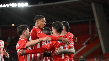 Los jugadores del Almería celebran un gol.