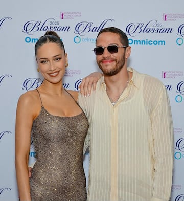 Pete Davidson y Elsie Hewitt comenzaron a salir a principios de 2025, y su relaci¨®n ha avanzado r¨¢pidamente. Fueron vistos juntos por primera vez en marzo, disfrutando de unas vacaciones en Palm Beach, donde mostraron su afecto p¨²blicamente.
Poco despu¨¦s, en abril, Elsie comparti¨® fotos con Pete en su cuenta de Instagram, confirmando su romance. En mayo, hicieron su primera aparici¨®n en la alfombra roja en el Blossom Ball en Nueva York, donde se mostraron felices y coordinados en sus atuendos.
Adem¨¢s, se ha informado que ya est¨¢n viviendo juntos en Nueva York, lo que indica que su relaci¨®n se ha vuelto m¨¢s seria en poco tiempo.