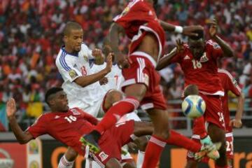 Congo's defender Marvin Baudry (back L) challenges Equatorial Guinea's defender Sipo (L) and Equatorial Guinea's midfielder Viera Ellong (R) during the 2015 African Cup of Nations group A football match between Equatorial Guinea and Congo at Bata Stadium in Bata on January 17, 2015.  AFP PHOTO / KHALED DESOUKI