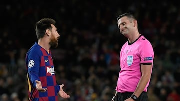 Messi y Michael Oliver hablan durante el partido un partido de Champions League en 2019.