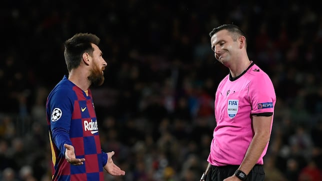Michael Oliver, árbitro del Barça-PSG