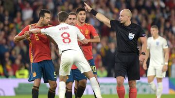 Busquets se disculpó con el árbitro tras lanzar un pelotazo