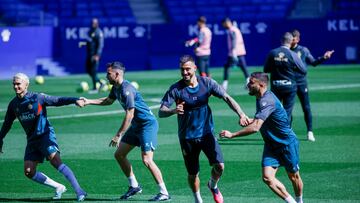 Joselu, en el centro de la imagen, durante el ¨²ltimo entrenamiento del Espanyol.