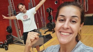 Carolina Mar&iacute;n realizando distintos ejercicios de recuperaci&oacute;n en el gimnasio.