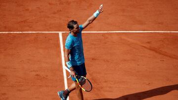 EPA7052. PARÍS (FRANCIA), 31/05/2018.- El tenista español Rafael Nadal celebra su victoria ante el argentino Guido Pella durante el partido de segunda ronda de Roland Garros que ambos disputaron en París, Francia, hoy, 31 de mayo de 2018. EFE/ Yoan Valat