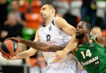 James Gist (Panathinaikos) le 'roba la cartera' a Dylewicz (Turow).