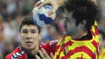 Raúl Entrerríos, en el partido de Vardar, marcado por Alex Dujsebaev.