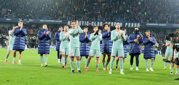 Los futbolistas del Atlético de Madrid se acercaron al fondo donde estaba la afición rojiblanca que se marchó muy feliz de la capital de Chequia.