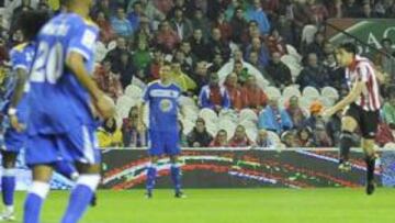 <b>PRIMER GOL DE LOS ROJIBLANCOS. </b>Andoni Iraola remata un balón desde fuera del área que abrió la cuenta local.