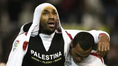 CONCIENCIADO. Kanout&eacute; muestra en un partido con el Sevilla una camiseta en favor de Palestina.