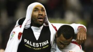 CONCIENCIADO. Kanouté muestra en un partido con el Sevilla una camiseta en favor de Palestina.