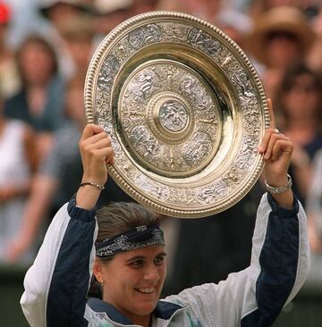 Conchita Martínez, el 2 de julio de 1994 tras vencer en la final de Wimbledon a Martina Navratilova.