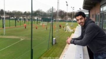 Luis Suárez visitó las instalaciones de Melwood para reencontrarse con sus antiguos compañeros en el Liverpool.