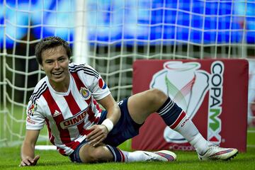El 'Cubo' trató de llenar el vacío que dejó Javier Hernández, pero le quedó muy grande el saco. Sus mejores momentos los pasó en la MLS con Chivas USA y Houston Dynamo, volvió a la Liga MX, pero ni con Cruz Azul, Pumas y Tijuana pudo sobresalir.