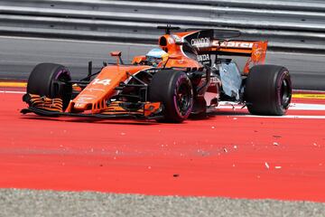 El asturiano fuera de pista tras el incidente que le hizo abandonar la carrera.