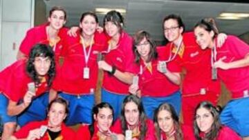 <b>LA QUINTA MEDALLA. </b>Las jugadoras posan con la plata de Polonia.