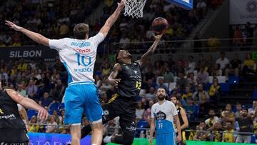 GRAF1289. LA LAGUNA, 06/10/2018.- El escolta del Iberostar Tenerife, Thadd McFadden (2i), lanza a canasta ante la oposición del pívot del Monbus Obradoiro, Vladimir Brodziansky (i), durante el partido de Liga ACB que Iberostar Tenerife y Mon