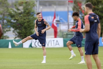 Mesut Özil, durante un entrenamiento con el equipo turco  Medipol Basaksehir en agosto de 2022.