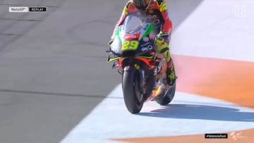 La Aprilia de Iannone en llamas.