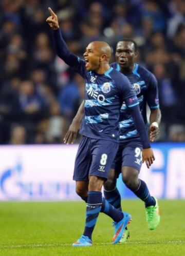 1-0. Yacine Brahimi celebró el primer tanto.