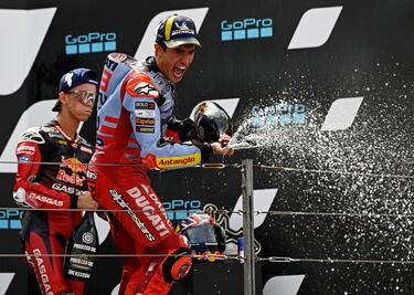 Baño de champagne en el podio del Gran Premio de Aragón.