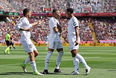 Los jugadores del Real Madrid, Ceballos y Bellingham, celebran con Mbappé el 0-1. 