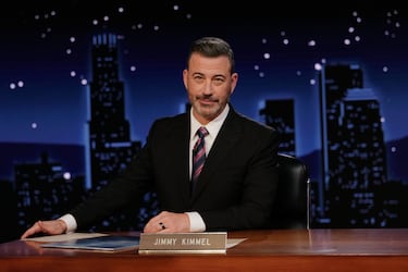 El presentador de late-night fue una figura central en un debate nacional sobre la libertad de expresión y la censura de los medios. Su programa fue suspendido durante varios días en septiembre tras la reacción política y las amenazas de la FCC (Comisión Federal de Comunicaciones) relacionadas con comentarios que hizo sobre el asesinato del activista conservador Charlie Kirk.