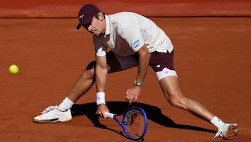 GRAFCAT1073. BARCELONA, 13/04/2026.- El tenista australiano Alex de Minaur durante su partido contra el austriaco Sebastian Ofner en la segunda jornada del ATP 500 Barcelona Open Banc Sabadell-Trofeo Conde de Godó. EFE/Enric Fontcuberta