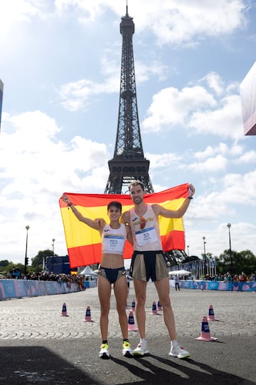 María Pérez y Álvaro Martín posan con la bandera de España en París. Son campeones olímpicos.