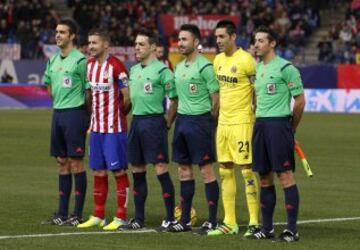 El árbitro Prieto Iglesias acompañado por sus asistentes Francisco Javier García, Joan Méndez y el cuarto árbitro Antonio Santos junto a los capitanes Gabi y Bruno Soriano.