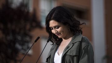 La presidenta de la Comunidad de Madrid y candidata a la reelección, Isabel Díaz Ayuso visita una carpa del Partido Popular en San Sebastián de los Reyes, a 14 de abril de 2021. Ayuso recorre este municipio gobernado por el PSOE y donde Ciudadanos superó en votos al PP acompañada de Toni Cantó para intentar captar el voto de centro izquierda. Cantó realiza esta visita tres días después de que el Juzgado de lo Contencioso-Administrativo número 5 de Madrid acordase que el exportavoz de Ciudadanos en las Cortes Valencianas Toni Cantó fuese excluidos de la lista electoral del PP al considerarle "inelegible" por no estar inscrito en el censo electoral vigente.
14 ABRIL 2021
A.Martínez Vélez. Pool / Europa Press
14/04/2021