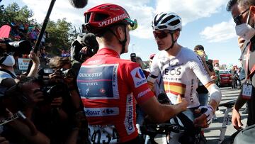 Evenepoel saluda a Carlos Rodríguez durante la Vuelta a España.