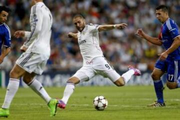 El delantero francés del Real Madrid Karim Benzemá (c) lanza a puerta para conseguir el quinto gol del equipo, durante el partido de la primera jornada de la fase de grupos de la Liga de Campeones que Real Madrid y FC Basilea disputan esta noche en el estadio Santiago Bernabéu, en Madrid.