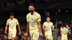 Miguel Layún festeja un gol con el América.