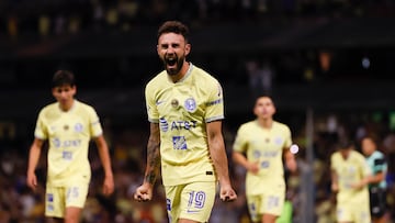 Miguel Layún festeja un gol con el América.