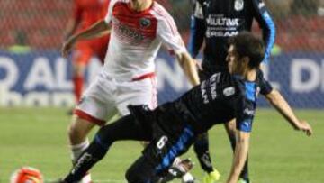 Juan Forl&iacute;n disputa un bal&oacute;n con Rob Vincent del DC United