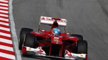 <b>IMPOTENCIA. </b>Alonso hace todo lo que puede... pero su Ferrari no da para más. Tuvo que esforzarse para entrar en la Q3, lo que su compañero Massa no consiguió.