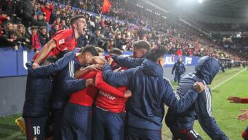 Los jugadores de Osasuna celebran un gol con su afici¨®n.