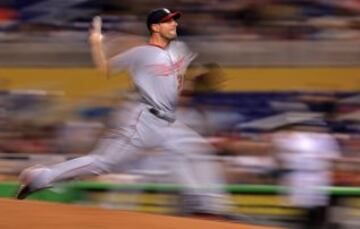 El jugador de béisbol Max Scherzer, de los Washington Nationals, lanza la pelota en el partido contra los Miami Marlins.