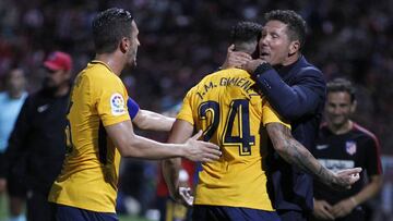 Simeone abraza a Giménez.