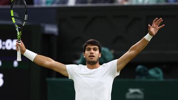 Tennis - Wimbledon - All England Lawn Tennis and Croquet Club, London, Britain - July 10, 2023 Spain's Carlos Alcaraz celebrates winning his fourth round match against Italy's Matteo Berrettini REUTERS/Hannah Mckay