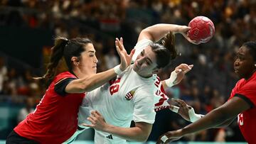 Hungary's centre back #38 Petra Vamos (C) vies with Spain's left back #22 Lara Gonzalez (L) during the Women's Preliminary Round Group B handball match between Spain and Hungary of the Paris 2024 Olympic Games, at the Paris South Arena in Paris, on August 1, 2024. (Photo by Aris MESSINIS / AFP)