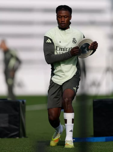 Mbappé tiene un dedo roto