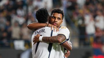 RIAD (ARABIA SAUDÍ), 14/01/2024.- El delantero del Real Madrid Vinicius Junior (i) celebra con Rodrygo Goes tras marcar el cuarto gol ante el Barcelona, durante la final de la Supercopa de España que Real Madrid y FC Barcelona disputan este domingo en el estadio Al Awwal Park de Riad, en Arabia Saudí. EFE/Juan Carlos Cárdenas