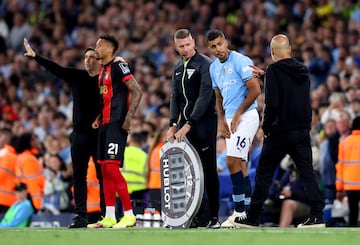 Rodri, vuelve a jugar un partido oficial ocho meses despu谷s de romperse el cruzado. En la imagen con Pep Guardiola momentos antes de saltar al terreno de juego.