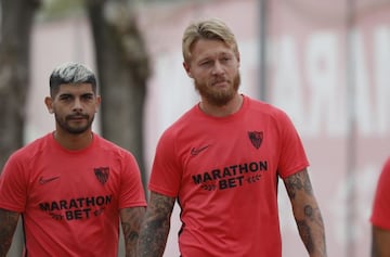 Kjaer, junto a Banega, en su etapa en el Sevilla.