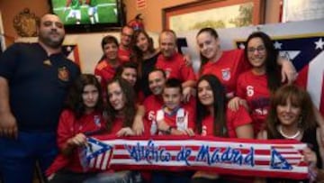 SONRIENTES. Los peñistas posan sonrientes en su sede con sus camisetas personalizadas y colores. Ayer vieron el España-Georgia.