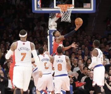 Bradley Beal anota ante la mirada de la defensa.
