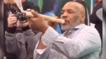 Mike Tyson se fuma un porro gigante de marihuana